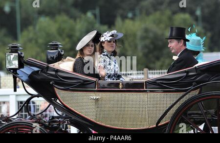 Ascot, Royaume-Uni, 21 juin 2018. La princesse Béatrice et la princesse Eugénie arrivant dans des calèches royales pour Royal Ascot crédit : Banque D'Images