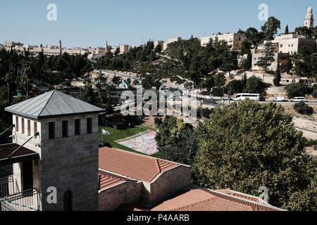 Jérusalem, Israël. 21 Juin, 2018. Un cours de yoga événement a lieu la célébration de la Journée Internationale de Yoga dans la vallée de Hinnom par la vieille ville de Jérusalem. 701 tapis de yoga, le produit de Karni Sharonna Cohen's 'le grand rêve Jérusalem 2048', puzzle, en gros œuvres à propos de l'avenir de Jérusalem, 30 ans à partir de maintenant. Banque D'Images