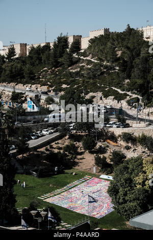 Jérusalem, Israël. 21 Juin, 2018. Un cours de yoga événement a lieu la célébration de la Journée Internationale de Yoga dans la vallée de Hinnom par la vieille ville de Jérusalem. 701 tapis de yoga, le produit de Karni Sharonna Cohen's 'le grand rêve Jérusalem 2048', puzzle, en gros œuvres à propos de l'avenir de Jérusalem, 30 ans à partir de maintenant. Banque D'Images