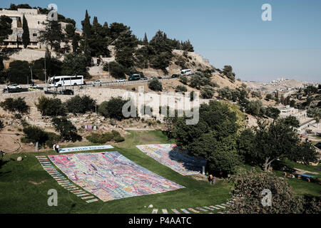 Jérusalem, Israël. 21 Juin, 2018. Un cours de yoga événement a lieu la célébration de la Journée Internationale de Yoga dans la vallée de Hinnom par la vieille ville de Jérusalem. 701 tapis de yoga, le produit de Karni Sharonna Cohen's 'le grand rêve Jérusalem 2048', puzzle, en gros œuvres à propos de l'avenir de Jérusalem, 30 ans à partir de maintenant. Banque D'Images