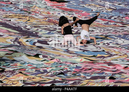 Jérusalem, Israël. 21 Juin, 2018. Un cours de yoga événement a lieu la célébration de la Journée Internationale de Yoga dans la vallée de Hinnom par la vieille ville de Jérusalem. 701 tapis de yoga, le produit de Karni Sharonna Cohen's 'le grand rêve Jérusalem 2048', puzzle, en gros œuvres à propos de l'avenir de Jérusalem, 30 ans à partir de maintenant. Banque D'Images