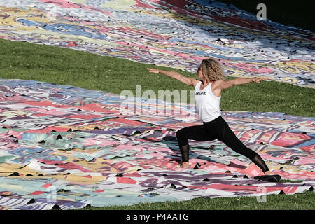 Jérusalem, Israël. 21 Juin, 2018. Un cours de yoga événement a lieu la célébration de la Journée Internationale de Yoga dans la vallée de Hinnom par la vieille ville de Jérusalem. 701 tapis de yoga, le produit de Karni Sharonna Cohen's 'le grand rêve Jérusalem 2048', puzzle, en gros œuvres à propos de l'avenir de Jérusalem, 30 ans à partir de maintenant. Banque D'Images