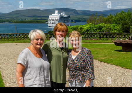 Bantry, Irlande. 21 Juin, 2018. Bateau de croisière 'Nautica' a lancé un appel à la baie de Bantry, tôt ce matin. Le navire battant pavillon de l'Île Marshall, appartenant à l'Oceana Cruises, a 680 passagers à bord, en ce moment profiter d'une excursion autour des îles Britanniques avant d'arriver à Dublin le 28 juin. Visualisation imagée dans Bantry Nautica House and Gardens sont Sandra Goldhawk, Kilcrohane ; Liz Curtin, Kerry et Noreen Kelleher, Bantry. Credit : Andy Gibson/Alamy Live News. Banque D'Images