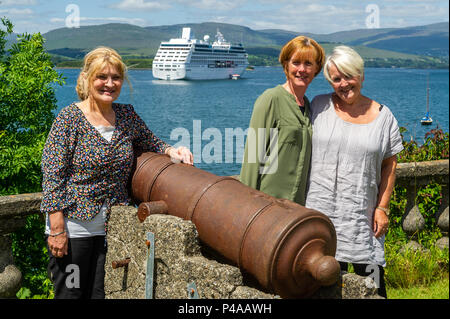 Bantry, Irlande. 21 Juin, 2018. Bateau de croisière 'Nautica' a lancé un appel à la baie de Bantry, tôt ce matin. Le navire battant pavillon de l'Île Marshall, appartenant à l'Oceana Cruises, a 680 passagers à bord, en ce moment profiter d'une excursion autour des îles Britanniques avant d'arriver à Dublin le 28 juin. Visualisation imagée dans Bantry Nautica House and Gardens sont Noreen Kelleher, Bantry ; Sandra Goldhawk, Kilcrohane et Liz Curtin, Kerry. Credit : Andy Gibson/Alamy Live News. Banque D'Images