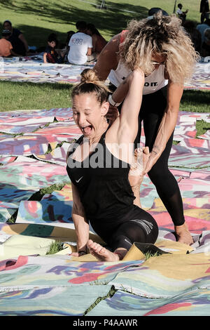 Jérusalem, Israël. 21 Juin, 2018. Un cours de yoga événement a lieu la célébration de la Journée Internationale de Yoga dans la vallée de Hinnom par la vieille ville de Jérusalem. 701 tapis de yoga, le produit de Karni Sharonna Cohen's 'le grand rêve Jérusalem 2048', puzzle, en gros œuvres à propos de l'avenir de Jérusalem, 30 ans à partir de maintenant. Banque D'Images