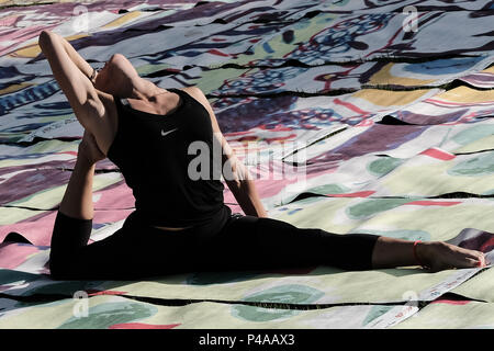 Jérusalem, Israël. 21 Juin, 2018. Un cours de yoga événement a lieu la célébration de la Journée Internationale de Yoga dans la vallée de Hinnom par la vieille ville de Jérusalem. 701 tapis de yoga, le produit de Karni Sharonna Cohen's 'le grand rêve Jérusalem 2048', puzzle, en gros œuvres à propos de l'avenir de Jérusalem, 30 ans à partir de maintenant. Banque D'Images