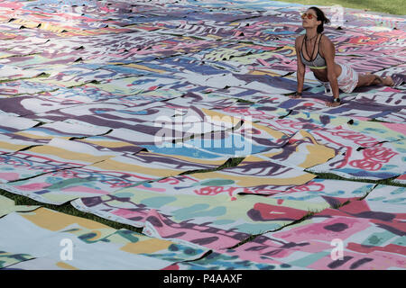 Jérusalem, Israël. 21 Juin, 2018. Un cours de yoga événement a lieu la célébration de la Journée Internationale de Yoga dans la vallée de Hinnom par la vieille ville de Jérusalem. 701 tapis de yoga, le produit de Karni Sharonna Cohen's 'le grand rêve Jérusalem 2048', puzzle, en gros œuvres à propos de l'avenir de Jérusalem, 30 ans à partir de maintenant. Banque D'Images