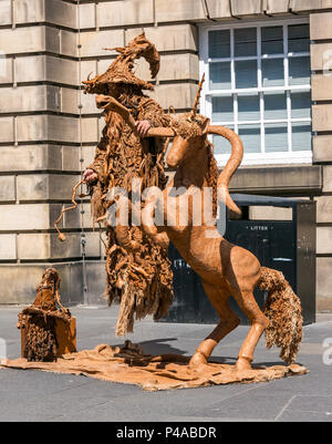 Edinburgh, Ecosse, Royaume-Uni, 21 juin 2018. Un artiste de rue dans une loi de lévitation vêtue comme une statue vivante de Gandalf l'assistant avec une licorne pour divertir les passants par sur le Royal Mile pendant la saison estivale Banque D'Images