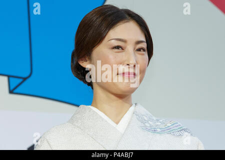 L'actrice japonaise Takako Tokiwa et Muse Festival pose pour les caméras pendant un tapis rouge avant la cérémonie d'ouverture du Festival du Film français au Japon 2018 à Yokohama Minato Mirai Hall le 21 juin 2018, Yokohama, Japon. Cette année, 15 films seront projetés pendant le festival du 21 juin au 24 septembre. (Photo de Rodrigo Reyes Marin/AFLO) Banque D'Images