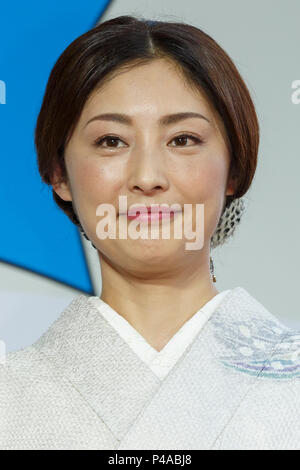 L'actrice japonaise Takako Tokiwa et Muse Festival pose pour les caméras pendant un tapis rouge avant la cérémonie d'ouverture du Festival du Film français au Japon 2018 à Yokohama Minato Mirai Hall le 21 juin 2018, Yokohama, Japon. Cette année, 15 films seront projetés pendant le festival du 21 juin au 24 septembre. (Photo de Rodrigo Reyes Marin/AFLO) Banque D'Images
