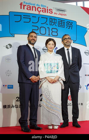 (L à R) Français réalisateur Oliver Nakache, l'actrice et Muse Takako Tokiwa Festival et le réalisateur français Eric Toledano, poser pour les caméras lors d'un tapis rouge avant la cérémonie d'ouverture du Festival du Film français au Japon 2018 à Yokohama Minato Mirai Hall le 21 juin 2018, Yokohama, Japon. Cette année, 15 films seront projetés pendant le festival du 21 juin au 24 septembre. (Photo de Rodrigo Reyes Marin/AFLO) Banque D'Images