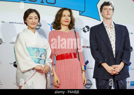 (L à R) et actrice japonaise Takako Tokiwa Festival Muse, directeur Anne Fontaine et comédien Finnegan Oldfield, poser pour les caméras lors d'un tapis rouge avant la cérémonie d'ouverture du Festival du Film français au Japon 2018 à Yokohama Minato Mirai Hall le 21 juin 2018, Yokohama, Japon. Cette année, 15 films seront projetés pendant le festival du 21 juin au 24 septembre. (Photo de Rodrigo Reyes Marin/AFLO) Banque D'Images