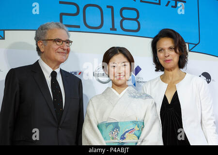 (L à R) Serge Toubiana, présidente d'actrice japonaise et Takako Tokiwa et Muse Festival Unifrance directeur général Isabelle Giordano, poser pour les caméras lors d'un tapis rouge avant la cérémonie d'ouverture du Festival du Film français au Japon 2018 à Yokohama Minato Mirai Hall le 21 juin 2018, Yokohama, Japon. Cette année, 15 films seront projetés pendant le festival du 21 juin au 24 septembre. (Photo de Rodrigo Reyes Marin/AFLO) Banque D'Images