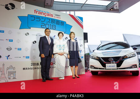 (L à R) Carlos Ghosn président de l'Alliance Renault-Nissan-Mitsubishi, l'actrice et Muse Takako Tokiwa Festival et l'actrice française Nathalie Baye, poser pour les caméras lors d'un tapis rouge avant la cérémonie d'ouverture du Festival du Film français au Japon 2018 à Yokohama Minato Mirai Hall le 21 juin 2018, Yokohama, Japon. Cette année, 15 films seront projetés pendant le festival du 21 juin au 24 septembre. (Photo de Rodrigo Reyes Marin/AFLO) Banque D'Images