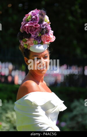 Ascot, UK. 21 juin 2018. Mesdames mettre sur un affichage à l'glamour cette année, les courses, à mesure qu'ils arrivent pour une bonne journée. Credit : Uwe Deffner/Alamy Live News Banque D'Images