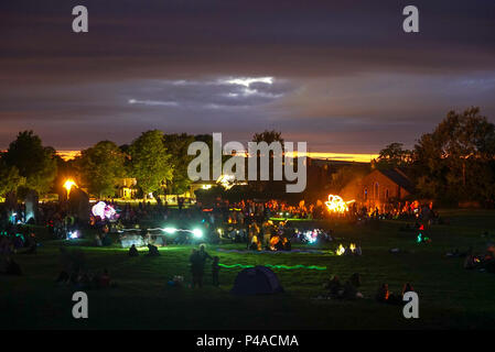 Les jongleurs de feu en gardant les spectateurs au cours de la congélation ver Solstice d'Avebury, Wiltshire nuits en UK Banque D'Images