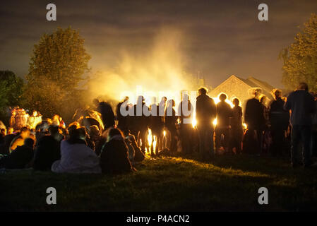 Les jongleurs de feu en gardant les spectateurs au cours de la congélation ver Solstice d'Avebury, Wiltshire nuits en UK Banque D'Images