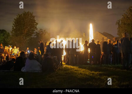 Les jongleurs de feu en gardant les spectateurs au cours de la congélation ver Solstice d'Avebury, Wiltshire nuits en UK Banque D'Images