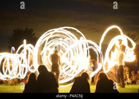 Les jongleurs de feu en gardant les spectateurs au cours de la congélation ver Solstice d'Avebury, Wiltshire nuits en UK Banque D'Images