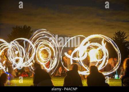 Les jongleurs de feu en gardant les spectateurs au cours de la congélation ver Solstice d'Avebury, Wiltshire nuits en UK Banque D'Images