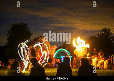 Les jongleurs de feu en gardant les spectateurs au cours de la congélation ver Solstice d'Avebury, Wiltshire nuits en UK Banque D'Images