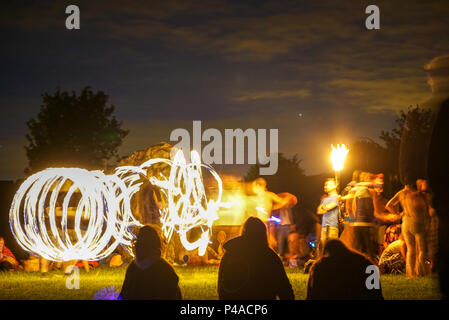 Les jongleurs de feu en gardant les spectateurs au cours de la congélation ver Solstice d'Avebury, Wiltshire nuits en UK Banque D'Images