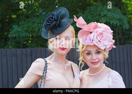 Ascot, Berkshire, Royaume-Uni. 21 juin 2018. Les Racegoers arrivent à Ascot dans leurs chapeaux et dans leur finery pour la fête des femmes à Royal Ascot pendant qu'ils se rendent à l'événement. Fashion on Ladies Day Royal Ascot - deux jolies jeunes femmes blondes portant des chapeaux regardant la caméra sourire. Crédit : Carolyn Jenkins/Alay Live News Banque D'Images