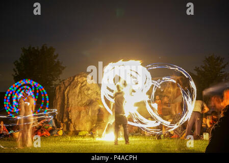 Les jongleurs de feu en gardant les spectateurs au cours de la congélation ver Solstice d'Avebury, Wiltshire nuits en UK Banque D'Images