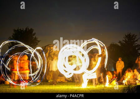 Les jongleurs de feu en gardant les spectateurs au cours de la congélation ver Solstice d'Avebury, Wiltshire nuits en UK Banque D'Images