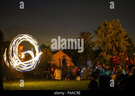 Les jongleurs de feu en gardant les spectateurs au cours de la congélation ver Solstice d'Avebury, Wiltshire nuits en UK Banque D'Images