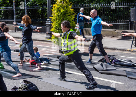 Edinburgh, Royaume-Uni. 21 juin 2018. Les participants prennent part à la Journée de l'air pur 2018 dans le cadre de l'événement Sommet d'été à Édimbourg, en Écosse. Les célébrations constituent la première partie de l'été d'Édimbourg, au sommet d'un événement de deux jours conçu pour sensibiliser le public à la nécessité d'améliorer la qualité de l'air. Credit : Andy Catlin/Alamy Live News Banque D'Images