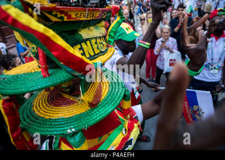 Moscou, Russie. 21 Juin, 2018. Les fans de football sénégalais chanter et applaudir sur rue Nikolskaïa dans le centre de Moscou pendant la Coupe du Monde de la FIFA, Russie 2018 Banque D'Images