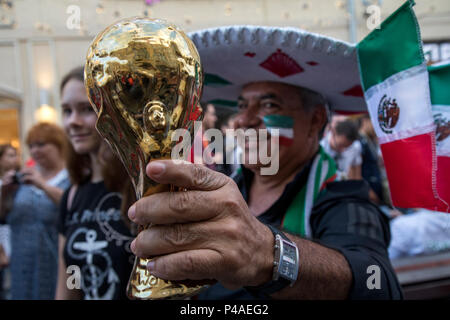 Moscou, Russie. 21 Juin, 2018. Les fans de football mexicain cheer sur rue Nikolskaïa pendant le tournoi de la Coupe du Monde à Moscou, Russie Banque D'Images