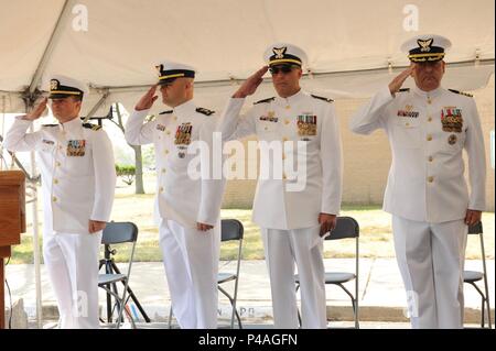 NEW YORK - La Garde côtière ont saluer les couleurs lors de la cérémonie de passation de commandement de la Garde côtière à Sandy Hook dans les Highlands, New Jersey, le 24 juin 2016. La cérémonie officielle, est une tradition de le service maritime. (U.S. Photo de la Garde côtière canadienne par le maître de 3e classe Steve Strohmaier) Banque D'Images