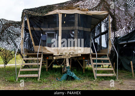 Le 391e Bataillon de la Police militaire mobile remorque cuisine attend que l'unité des spécialistes culinaires de préparer un repas nutritif dans un champ au cours de l'environnement Philip A. Connelly la concurrence au Camp Atterbury, Indiana, le 23 juin. La 391e est représentant la 200e commande MP dans la compétition, dans le cadre d'un programme de formation visant à améliorer le professionnalisme et reconnaître l'excellence, qui augmente la qualité des aliments et des services alimentaires au sein de l'armée. Les quatre meilleures équipes de service alimentaire continuera à l'armée américaine le niveau de réserve de la concurrence. (U.S. Photo de l'armée par le Sgt. Audrey Hayes) Banque D'Images