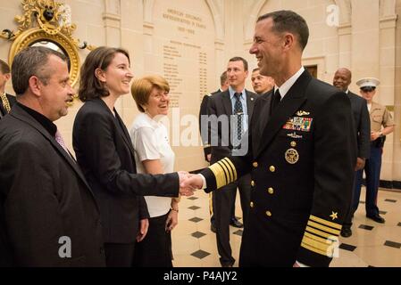 160623-N-A895-116 (PARIS, 23 juin 2016) Chef des opérations navales (ONC) Adm. John Richardson se réunit avec le personnel à l'ambassade des États-Unis à Paris. Richardson est d'une journée de voyage en France pour rencontrer son homologue français, d''installations navales et de rencontrer les membres du personnel de la Marine américaine et française. (U.S. Photo par marine Spécialiste de la communication de masse 1re classe Nathan Laird/libérés) Banque D'Images