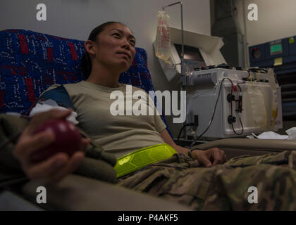 Le capitaine Kellyanne Matsuoka, 455 e Escadron de maintenance des aéronefs de la Force expéditionnaire de l'exploitation, fait un don de sang pendant un urgent besoin de dons de sang, le 24 juin 2016, l'aérodrome de Bagram, en Afghanistan. Dans un appel urgent de l'Hôpital d'Joint-Theater Craig, tous les membres du personnel ayant du sang de type B signalés à l'hôpital pour faire un don de sang. (U.S. Photo de l'Armée de l'air par la Haute Airman Justyn M. Freeman) Banque D'Images