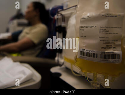 Le capitaine Kellyanne Matsuoka, 455 e Escadron de maintenance des aéronefs de la Force expéditionnaire de l'exploitation, fait un don de sang pendant un urgent besoin de dons de sang, le 24 juin 2016, l'aérodrome de Bagram, en Afghanistan. Dans un appel urgent de l'Hôpital d'Joint-Theater Craig, tous les membres du personnel ayant du sang de type B signalés à l'hôpital pour faire un don de sang. (U.S. Photo de l'Armée de l'air par la Haute Airman Justyn M. Freeman) Banque D'Images