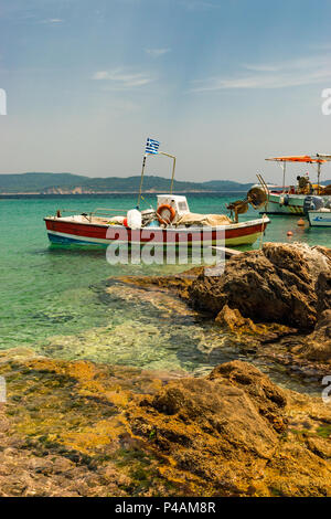 Bateau de pêche traditionnel amarré sur le continent grec. Banque D'Images