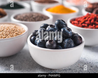 Les bleuets en petites boule blanche et d'autres de l'air sur l'arrière-plan. Focus sélectif. De l'air différents ingrédients. Concept et illustration pour superfood et detox food Banque D'Images