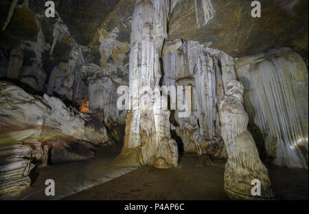 En Thaïlande, la grotte de stalactites et stalagmites dans Tham Phu Wai dans la province de Loei Banque D'Images