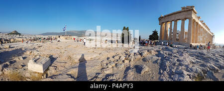 Athènes, Grèce - 9 juin 2018 : Panorama de touristes à pied autour du Parthénon à l'acropole d'Athènes en Grèce Banque D'Images