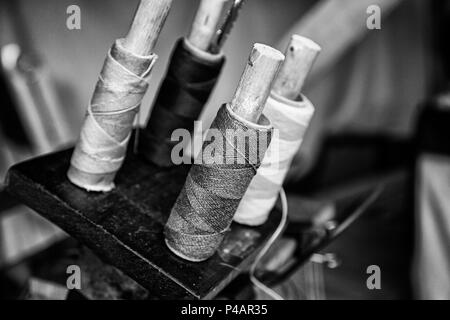 Les fils colorés pour couture à la main, une piqûre traditionnelle Banque D'Images