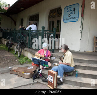 Coeur d'un duo musical Tinman à jouer de la guitare, kazoo et des percussions sur les marches de la Sel de mer Restaurant. Minneapolis Minnesota MN USA Banque D'Images