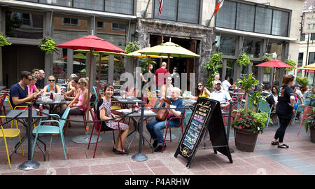Trottoir diners sous parasols à la pub irlandais local Nom de regarder le Tour de Parade fat passer. Minneapolis Minnesota MN USA Banque D'Images