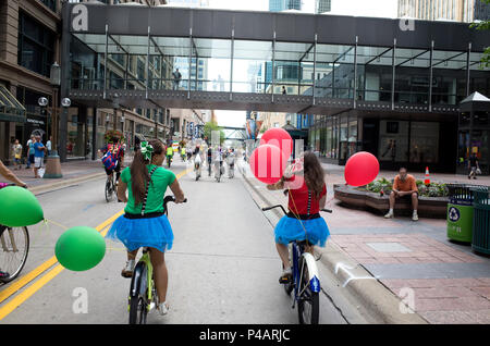 Deux femmes en costume portant tutus le vélo dans le Tour de Fat parade dans le centre-ville de Minneapolis. Minneapolis Minnesota MN USA Banque D'Images