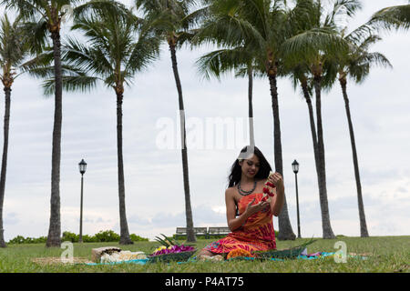 Femme préparant mensonge garland dans le jardin Banque D'Images