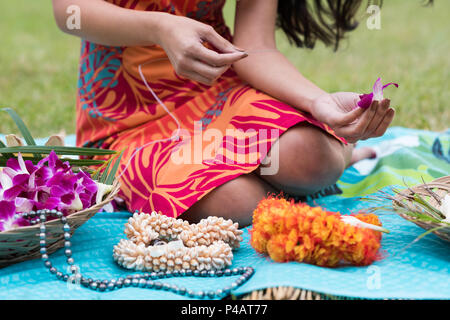 Femme préparant lei garland dans le jardin Banque D'Images