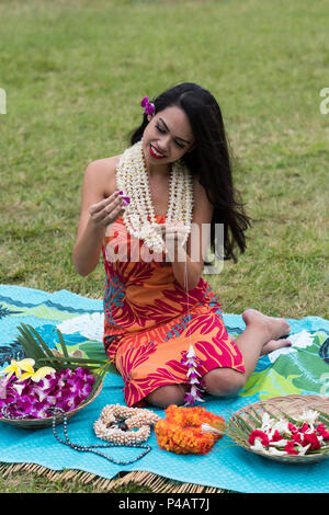 Femme préparant lei garland dans le jardin Banque D'Images