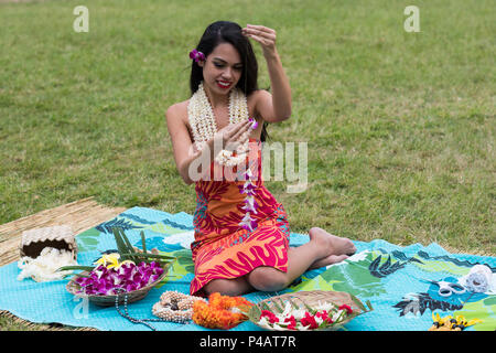 Femme préparant lei garland dans le jardin Banque D'Images
